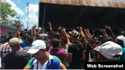 Migrantes cubanos protestan en Panamá para que les permitan continuar hacia EEUU