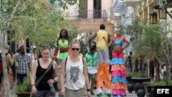 Turistas en la Habana Vieja: Nuevas normas permitirían viajes educacionales individuales.