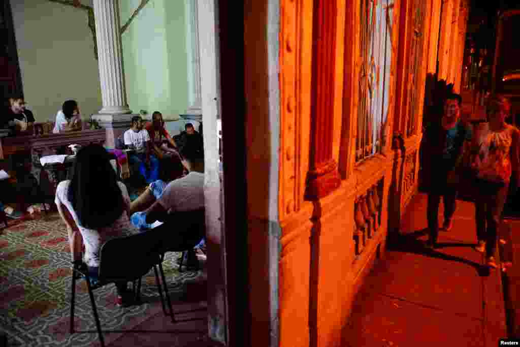 Religiosos y activistas apoyan el matrimonio gay en la Iglesia Comunitaria Metropolitana de Matanzas.