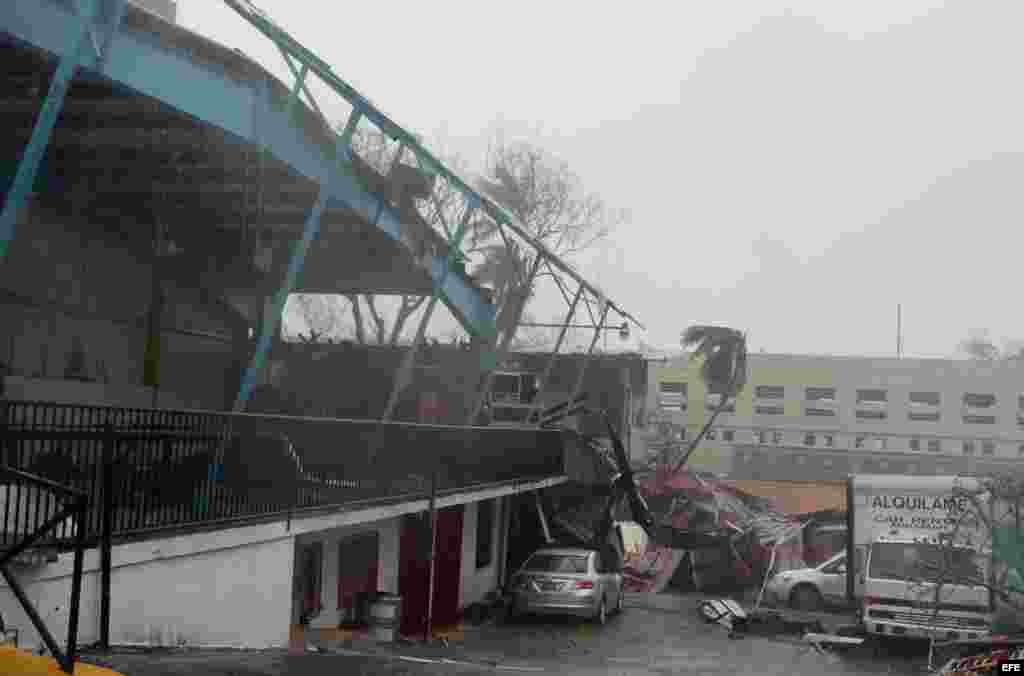 El poderoso huracán María dejó hoy daños "severos" en las infraestructuras y viviendas de Puerto Rico.