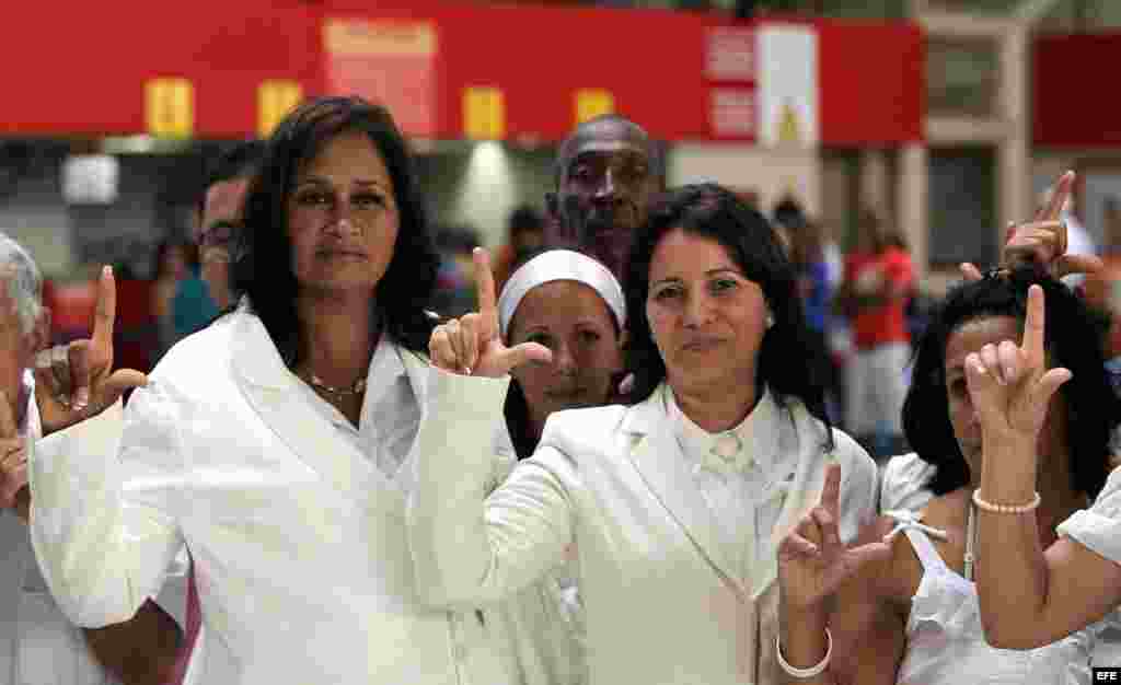 La opositora Laura Labrada (c), hija de la fallecida líder de las Damas de Blanco, Laura Pollán, a su llegada con otras Damas de Blanco al aeropuerto José Martí de La Habana (Cuba). 