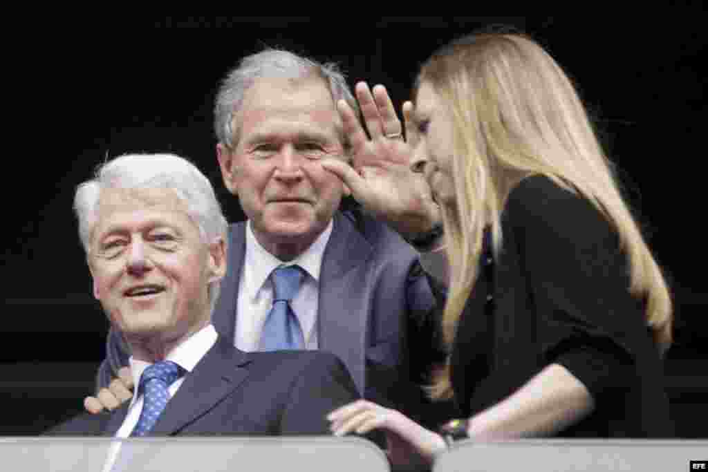 Los expresidentes estadounidenses Bill Clinton (i) y George W. Bush (c), y la hija del primero, Chelsea Clinton, asisten al servicio religioso oficial del expresidente sudafricano Nelson Mandela.