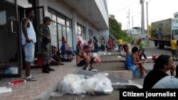 Migrantes cubanos permanecen hacinados en un hotel en Paso Canoas, Panamá.
