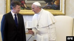 El papa Francisco (dcha) recibe en audiencia al presidente de Colombia, Juan Manuel Santos Calderón, en el Vaticano. 