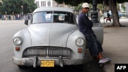 Un taxista privado o "botero" en una calle de La Habana. (Archivo)
