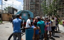 USAID trabaja con socios en Venezuela para proporcionar agua potable segura, incluso llevando agua en camiones cisterna. Van a lugares donde la gente no tiene acceso a este servicio básico y vital. (UNICEF)