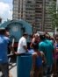 USAID trabaja con socios en Venezuela para proporcionar agua potable segura, incluso llevando agua en camiones cisterna. Van a lugares donde la gente no tiene acceso a este servicio básico y vital. (UNICEF)