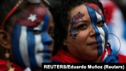 Cubanas residentes en North Bergen, Nueva Jersey, apoyan las protestas populares que estallaron en Cuba el 11 d ejulio de 2021. (REUTERS/Eduardo Munoz/Archivo)