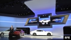  El presidente de General Motors para Norteamérica, Mark Reuss (i), presenta el nuevo coche de la compañía, el Chevrolet Z/28 (c), durante la celebración del Salón Internacional del Automóvil de Nueva York, EE.UU. hoy, miércoles 27 de marzo de 2013. La fe