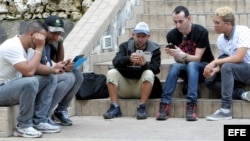 Varias personas conectadas a internet con sus dispositivos móviles en La Habana. 