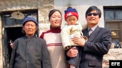 Fotografía de archivo del abogado y activista chino Chen Guangcheng (dcha) con su familia. 