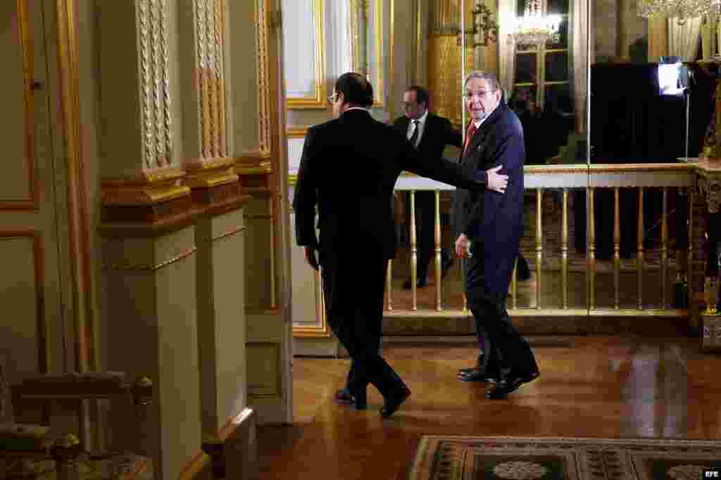 El presidente de Cuba, Raúl Castro (d) de camino a la rueda de prensa junto a su homólogo francés François Hollande (i) en el palacio del Elíseo en París