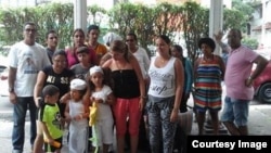 Un grupo de migrantes cubanos en Panamá recibe ayuda de la Iglesia Católica. (Foto cortesía Ricardo Quintana)