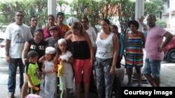 Un grupo de migrantes cubanos en Panamá recibe ayuda de la Iglesia Católica. (Foto cortesía Ricardo Quintana)