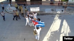 Damas de Blanco protestan frente a la sede de la organización opositora en Lawton, La Habana. (Foto: Angel Moya)