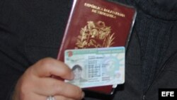 Mujer sosteniendo su pasaporte venezolano