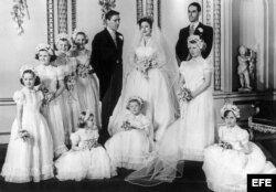 La princesa Margarita y su esposo, Anthony Armstrong Jones, posan en el palacio de Buckinham acompañados por su padrino de boda, Roger Gilliatt (d) y las damas de honor.
