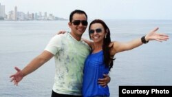 El médico cubano Adrián Estrada y su novia, la farmacéutica brasileña Leticia Santos, durante un viaje a la isla (FB)