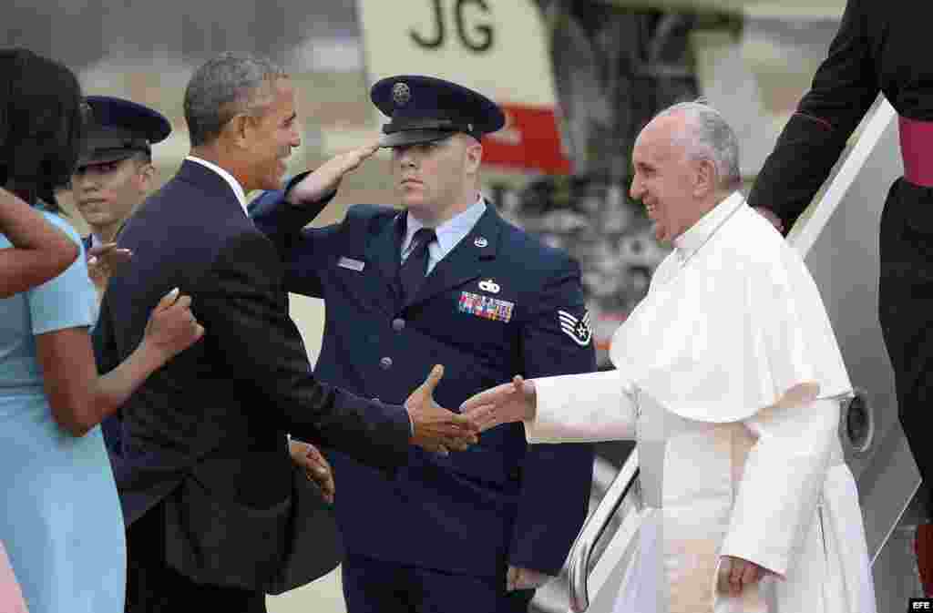 El papa Francisco es recibido por el presidente de Estados Unidos, Barack Obama