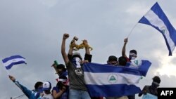 Manifestantes antigubernamentales realizan una protesta para que el presidente nicaragüense Daniel Ortega y su esposa, la vicepresidenta Rosario Murillo, abandonen el poder.