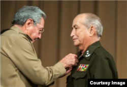 Raúl Castro entregó el título de Héroe de la República de Cuba, General de división Carlos Fernández Gondín.