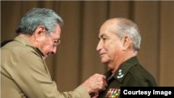 Raúl Castro entregó el título de Héroe de la República de Cuba al general de división Carlos Fernández Gondín.