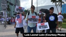 Protesta en el downtown de Miami contra el turismo de cruceros a Cuba. 