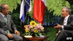 Raúl Castro y Felipe Calderón reunidos en el Palacio de la Revolución. Foto Archivo.