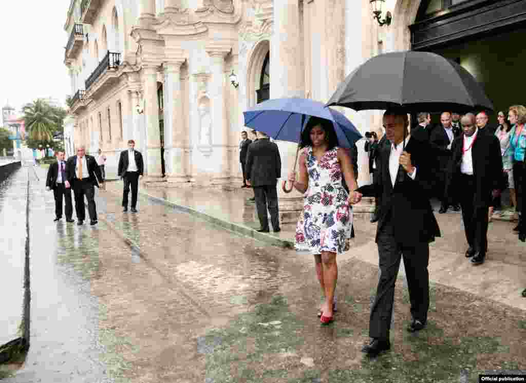 Barack y Michelle Obama abandonan la Catedral de La Habana por la entrada del antiguo Seminario San Carlos (White House).