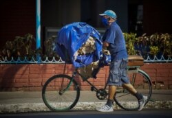 Un reparador de colchones en La Habana. YAMIL LAGE / AFP