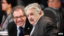 El presidente Uruguay, José Mujica (d), participa en la VI Reunión Ordinaria de Jefes de Estado y de Gobierno de la Unión de Naciones Suramericanas (Unasur), en Lima. EFE/Paolo Aguilar