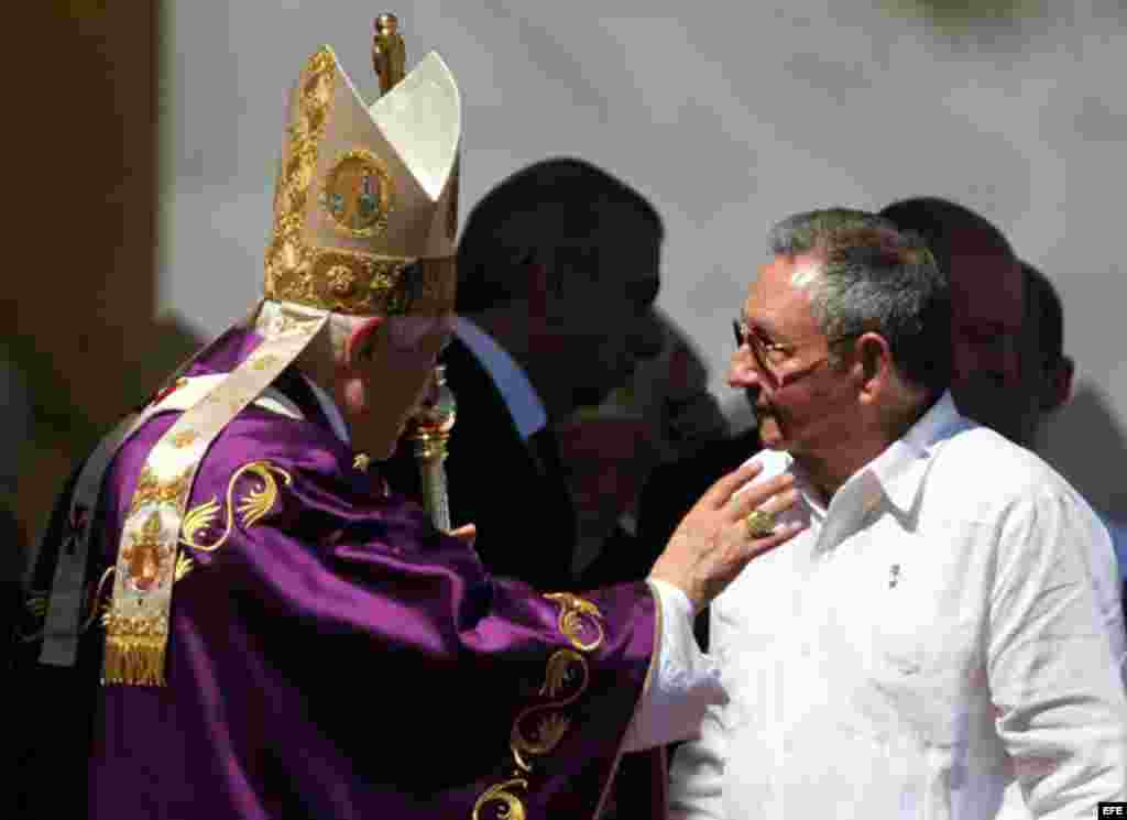 Benedicto XVI saluda a Raúl Castro.