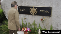 Raúl Castro frente a su tumba, al lado del nicho donde fueron colocados los restos de su fallecida esposa, Vilma Espín.