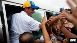 A mes y medio de las elecciones, el candidato opositor, Henrique Capriles, realiza un maratónico recorrido por todo el país.