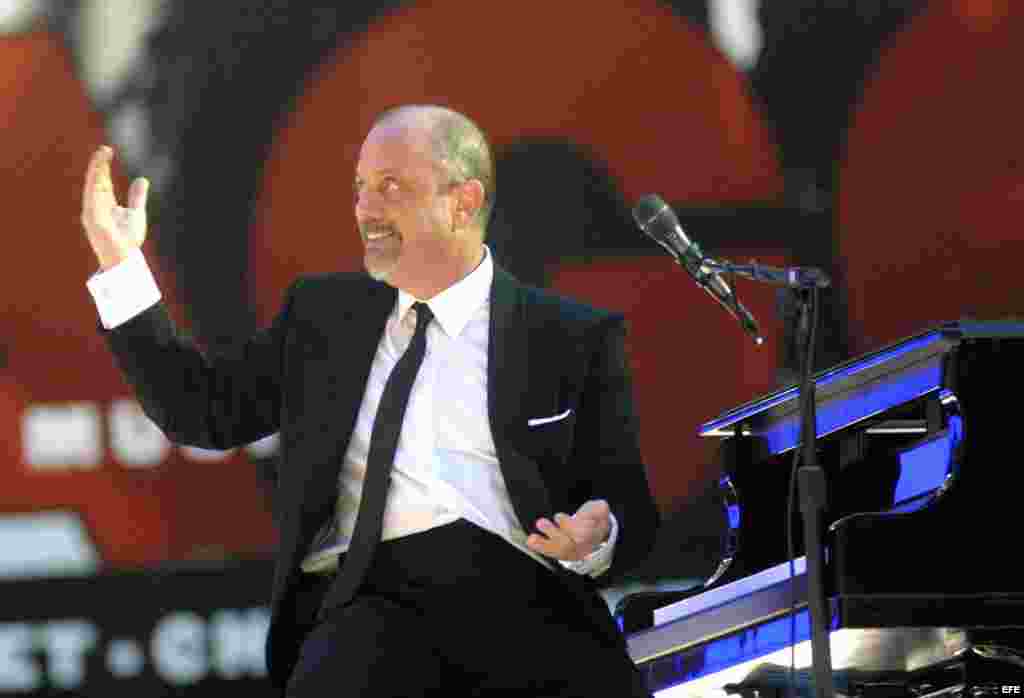 Billy Joel en el Times Square en concierto en la entrega de Premio Tony 2003. 