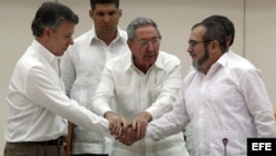 Raúl Castro abraza a Juan Manuel Santos y al líder de las FARC, Rodrigo Londoño alias "Timochenko", tras anunciar en La Habana el acuerdo alcanzado entre las partes en materia de justicia transicional (23/09/2015).