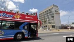 Un autobús lleno de turistas pasa frente a la embajada de EEUU en La Habana. (Archivo)