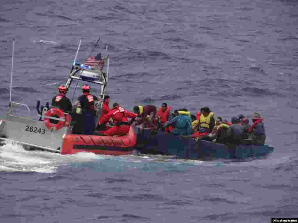 Rescate de balseros. Foto 7th Coast Guard District