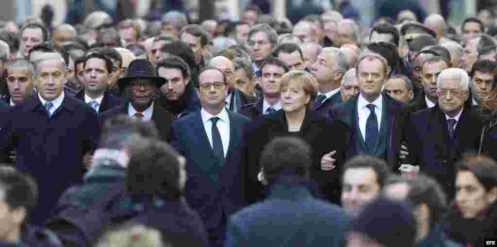 De izquierda a derecha: Primer Ministro de Israel, Benjamin Netanyahu; Presidente de Mali, Ibrahim Boubacar Keita; Francois Hollande, canciller alemana Angela Merkel, Donald Tusk y Mahmoud Abbas.