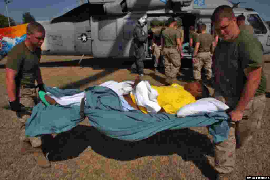 (2010) Transportando un herido en Haití. Tomado del sitio del Comando Sur