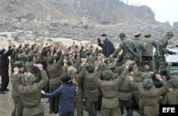 Kim Jong-un (c), durante su visita a una unidad militar en una isla muy próxima a Corea del Sur.