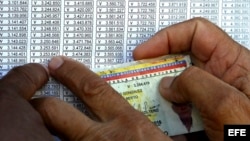 Venezolanos chequean sus números de cédula. 