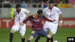 El delantero argentino del FC Barcelona Leo Messi disputa un balón con el defensa argentino del Sevilla Nicolás Pareja