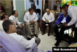 Alejandro Castro Espín en una reunión de los cinco espías con Fidel Castro