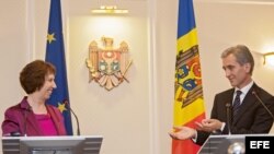 El primer ministro de Moldavia, Iurie Leanca, y la jefa de la diplomacia europea, Catherine Ashton, en Chisinau, Moldavia, el 9 de julio del 2013. 