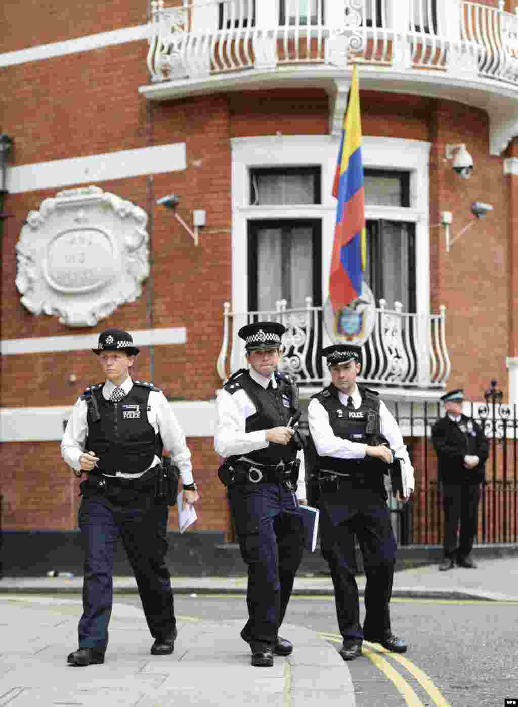 Policías abandonan la embajada ecuatoriana en Londres (Reino Unido) antes de la rueda de prensa del fundador de Wikileaks. 