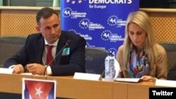 Foto archivo. De izquierda a derecha, José Daniel Ferrer y Dita Charanzová en un panel del Parlamento Europeo.