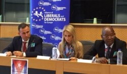 De izquierda a derecha, José Daniel Ferrer, Dita Charanzová y Manuel Cuesta Morúa en un panel del Parlamento Europeo.