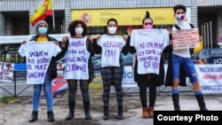 Exiliadas cubanas se manifiestan contra la violencia de género frente al Ministerio de Igualdad de España. 
