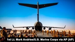 Efectivos de los Marines de Estados Unidos en camino a Kabul, Afganistán.